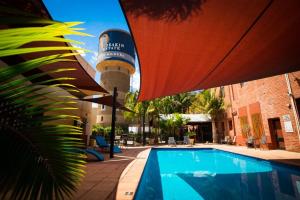 米尔迪拉米尔迪拉美居酒店的一座带水塔的游泳池