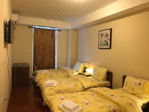 斯特鲁加Hotel Prestige Struga的配有黄色床单的客房内的两张床