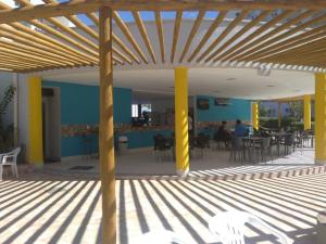 卡达斯诺瓦斯Lagoa Quente Flat Service的庭院内带桌椅的木制凉亭