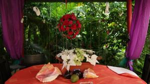 圣安德烈斯Posada Nativa Licy的红桌,带一盘食物和鲜花