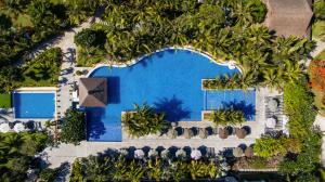 美奈海崖度假酒店的享有度假村游泳池的顶部景致
