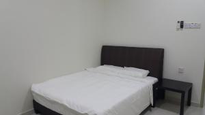 实兆远My STW Home 1的卧室配有白色的床和黑椅
