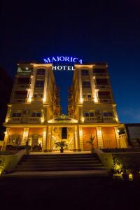 阿莱曼Majorica Marina Hotel的一家晚上在上面标有标志的酒店