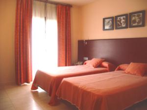 圣基里科-德贝索拉桑特基尔塞德韦索拉酒店的一间卧室设有两张床和窗户。
