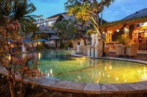 塞米亚克亚玛萨亚酒店的夜间在度假村的游泳池