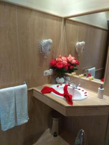 谢拉德埃瓜斯安达卢西亚乡村酒店的一间带水槽和镜子的浴室