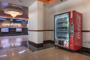 迪凯特乔治亚洲迪凯特6号汽车旅馆的大堂的古柯可乐自动售货机