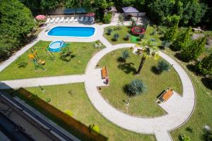霍斯塔Hotel Staraya Khosta的享有带游泳池的小型公园的空中景致