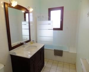圣艾蒂安克洛斯真提安讷度假屋的浴室配有盥洗盆、镜子和浴缸