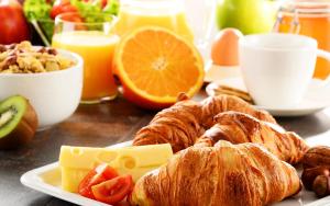 雷夫卡达镇皮诺发尼旅馆的包括羊角面包和其他早餐食品的早餐桌