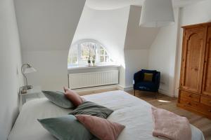 韦斯特兰Alter Konsumverein App N°9的一间卧室配有带枕头的床
