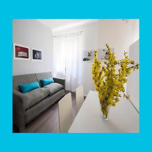 阿科Casa Vacanze RE.TI.的客厅配有沙发和黄色花卉桌