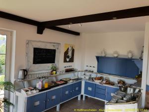 Kluis霍夫康尼奇斯泰恩酒店的厨房配有蓝色橱柜和台面