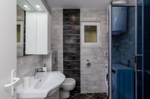 杜布罗夫尼克Apartments A&M的一间带水槽、卫生间和淋浴的浴室