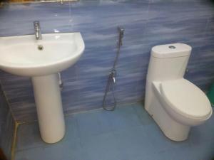 哈夫洛克岛Crossbill Beach Resort的浴室配有白色卫生间和盥洗盆。