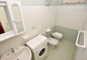 锡尔维玛丽娜MACRINUM Green Marine的一间带水槽和洗衣机的浴室。