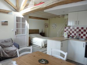 Orgerus乐塔贝尔德奥尔格尔斯度假屋的带厨房的房间和一间带一张床的卧室