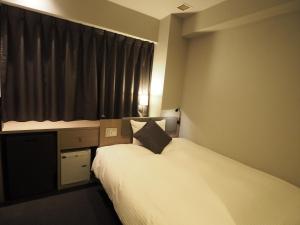 东京羽田旅馆的酒店客房设有两张床和窗户。