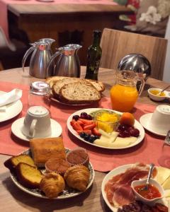 Suesa卡索纳苏萨酒店的餐桌,带早餐食品和橙汁盘