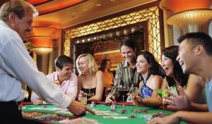 大西洋城大西洋城赌场度假酒店的一群人在赌场玩扑克牌