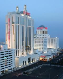 大西洋城大西洋城赌场度假酒店的享有城市美景,拥有高高的建筑和火车