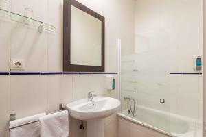 塞维利亚拉斯克鲁塞斯庭院酒店的白色的浴室设有水槽和镜子