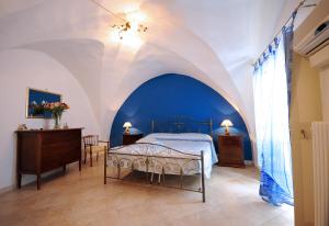 加利波利Palazzo Rocci Rooms的卧室拥有蓝色和白色的天花板,配有1张床
