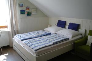 久洛诺拉旅馆的卧室内的一张带蓝色和白色枕头的床