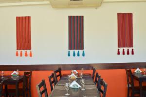 里奥夸尔托拉波萨达德尔维赫罗宾馆的一间带长桌和椅子的用餐室