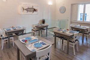 莫诺波利B&B Rotta Mediterranea的用餐室配有木桌和椅子