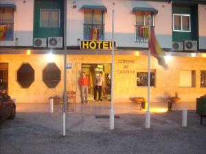 维拉雷斯迪拉雷纳卡斯蒂利亚科罗纳酒店的两人晚上站在酒店外面