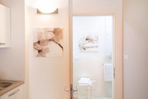 普雷西切Stone Suite的带淋浴的浴室和玻璃门