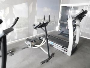 比亚埃尔莫萨巧克酒店的一间带跑步机的健身房