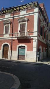 特拉尼Antico Molino的街道上带阳台的红白色建筑