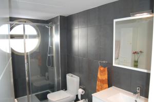 拉梅特拉·德·玛尔Vistas al mar的一间带卫生间、水槽和镜子的浴室