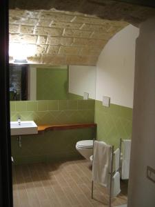 特拉尼Antico Molino的一间带水槽、卫生间和镜子的浴室