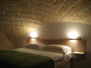 特拉尼Antico Molino的一间卧室配有一张带两个灯的床