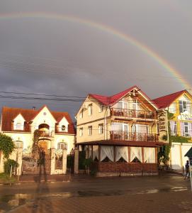 KomratRacu的房屋上方的天空中的一个彩虹