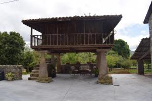 比利亚维西奥萨L'Arbolea de Rodiles的木制凉亭,庭院上设有甲板