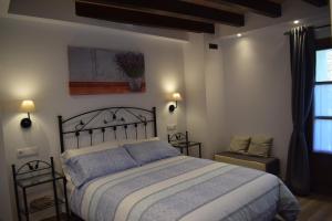 比利亚维西奥萨L'Arbolea de Rodiles的一间卧室设有一张大床和一个窗户。