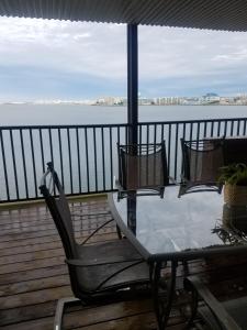 大洋城Bahama Princess Condos的水景甲板上的桌椅