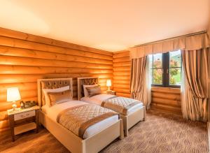 库巴Quba Palace Hotel & Golf Resort的卧室设有两张木墙