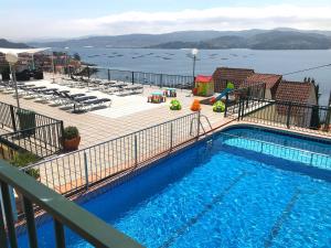 拉科萨拉克索帕克公寓式酒店 的享有水景的阳台的游泳池