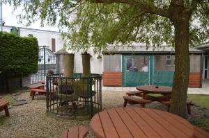 巴里港Caulfields Hotel的一张野餐桌,旁边是树上的烤架