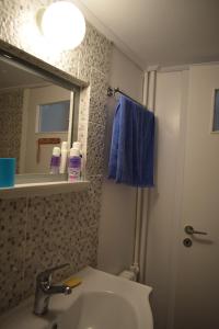 雅典George appartment的浴室设有水槽、镜子和蓝色毛巾