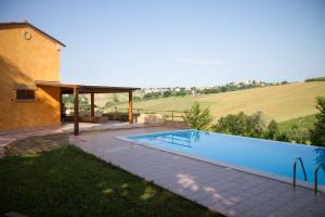 圣马赛罗Il Gladiolo的一座房子旁的院子内的游泳池