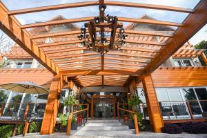 格拉玛多里菲吉奥山酒店的一座木结构建筑,前面有吊灯