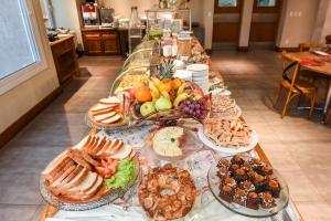 格拉玛多里菲吉奥山酒店的自助餐,餐桌上摆满了食物