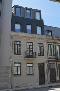 波尔图Camões by Trindade Sweet Home的公寓大楼设有黑色屋顶