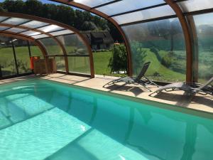 Saint-Samson-de-la-RoqueHoliday home Le clos du phare的房屋内一个带两把椅子的游泳池